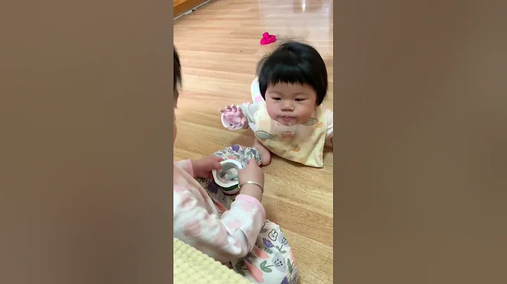 One-year-old feeds yogurt to her six-month-old sister｜Beloved Sisters 一歲寶寶喂6個月寶寶吃酸奶｜有愛姐妹👭#funny - DayDayNews