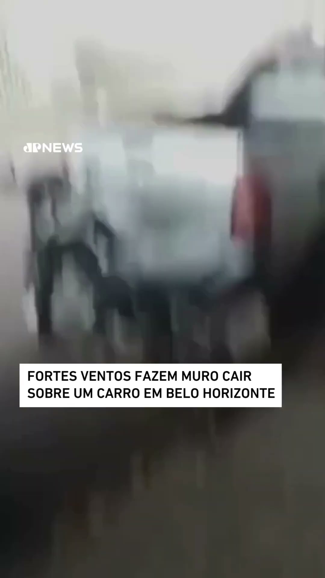Fortes ventos fazem muro cair sobre um carro em Belo Horizonte #Shorts
