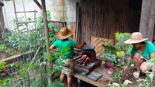 Rural Women Cook And Clear Grass In The Garden salsacdaning2