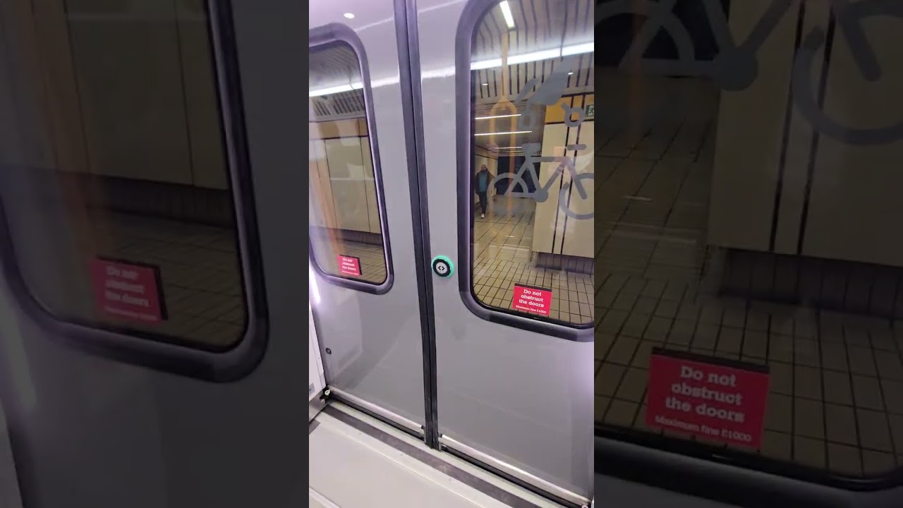 Tyne & Wear Metro - Class 555 door trick 