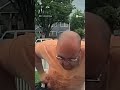 美国纽约一名男子出门前往牙医诊所时，脚部突然遭雷击，门铃摄像头拍下惊险一幕，他住院一晚后并未出现烧伤。#8视界新闻网 #unitedstates #lightning #美国 #闪电