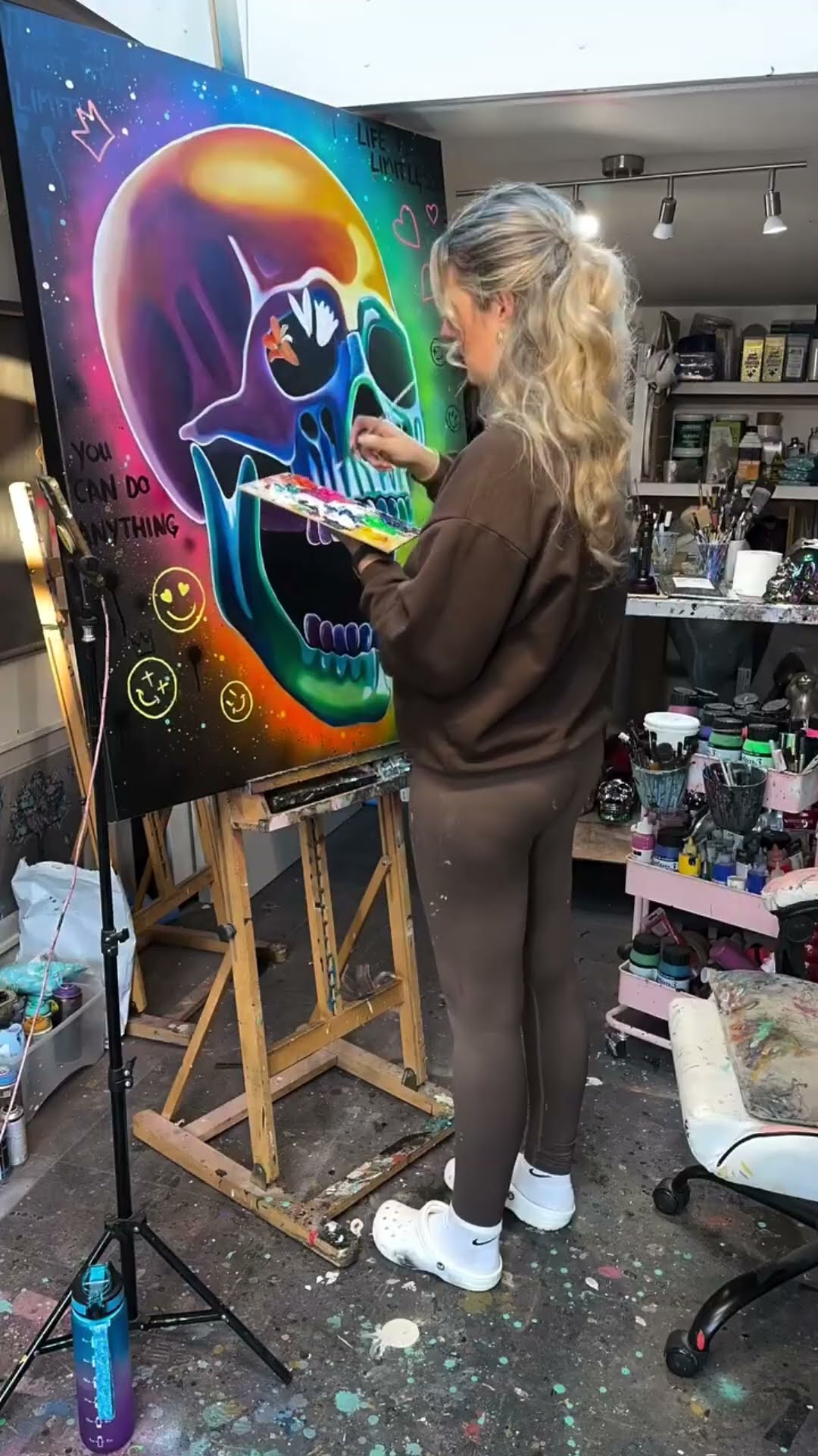 Artist Paints Glowing Skull || ViralHog