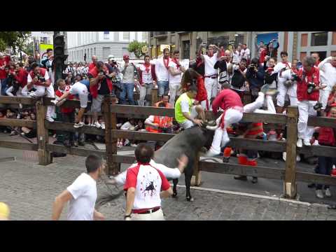 Doble cornada en Telefónica en el quinto encierro de San Fermín 2015