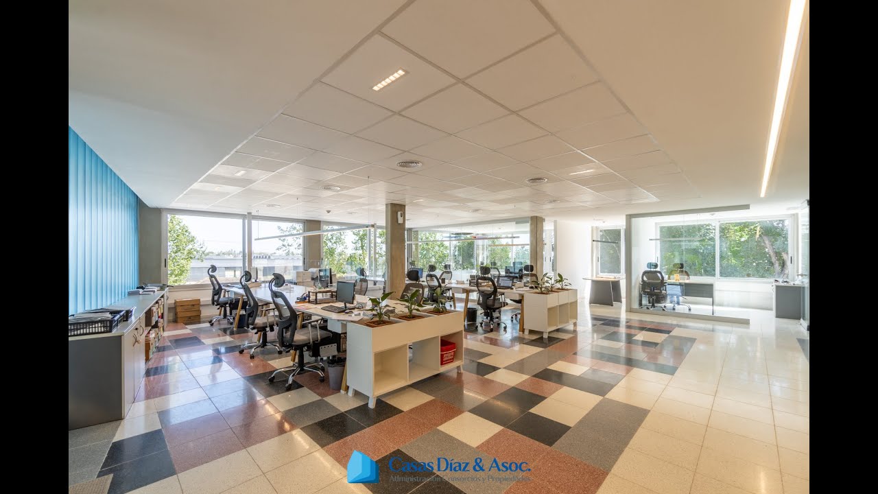 Visitando un complejo de oficinas corporativas con ubicación estratégica - Casas Diaz & Asoc.