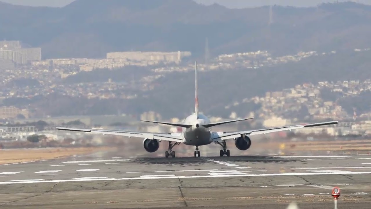 #伊丹空港　#千里川土手　#離陸　#JAL