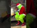 Capture de la vidéo Little Girl’s Mixed Reactions To The Grinch! 🎄 🤣