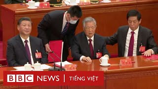 Video giải mã bí ẩn ông Hồ Cẩm Đào bị đưa ra khỏi phiên bế mạc Đại hội ĐCS TQ - BBC News Tiếng Việt