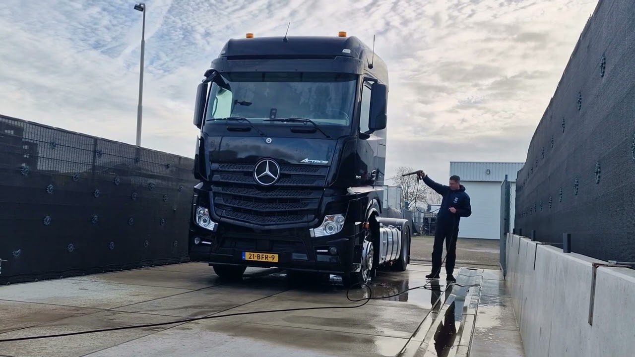 Detailing a black Mercedes truck