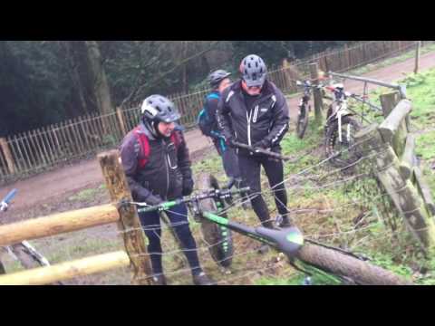 ¡Fat Bike atrapada en una valla eléctrica!