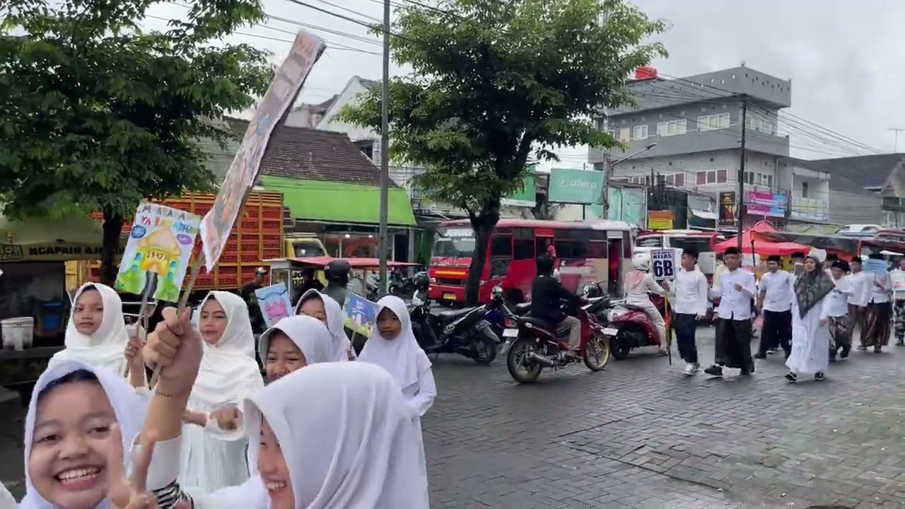 Pawai Tarhib Ramadhan I Dalam Rangka Peringatan Hari Ulang Tahun MI Al Ikhlas Parakan Kauman Ke-49