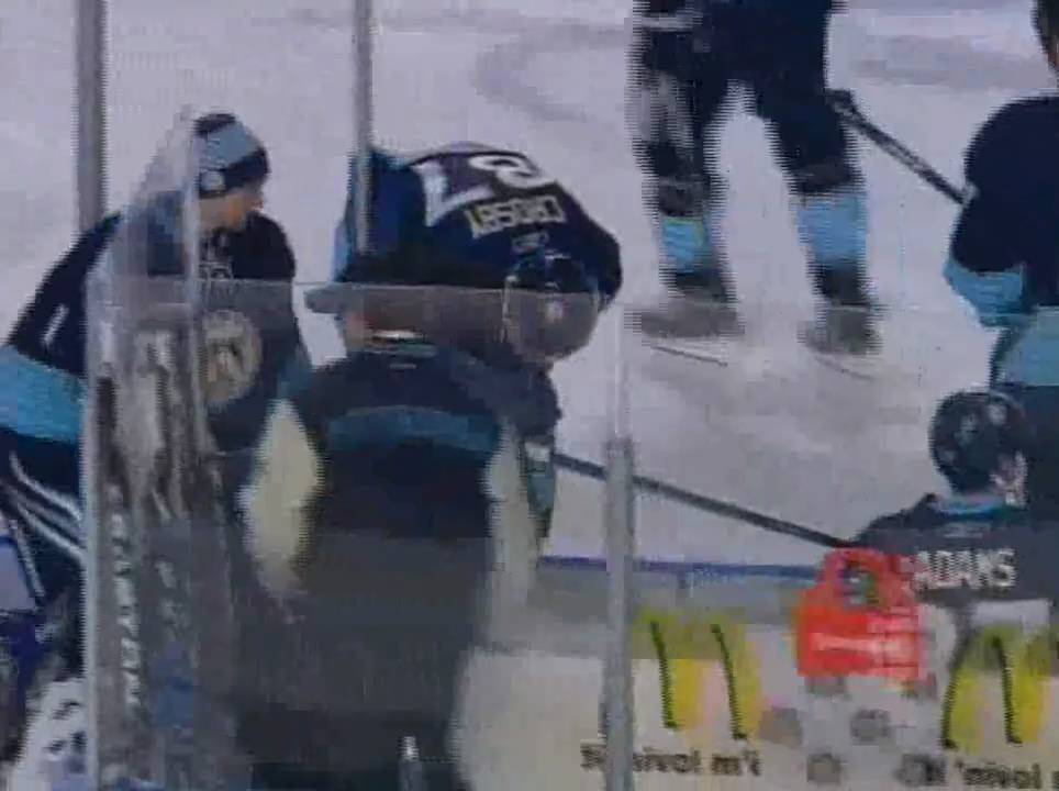 Pens' Crosby leaves game following hit to head