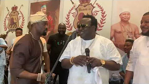 HOW MALAIKA GREETED SAHEED OSUPA ON STAGE AT ALAAWE ELEGUSHI CORONATION PARTY