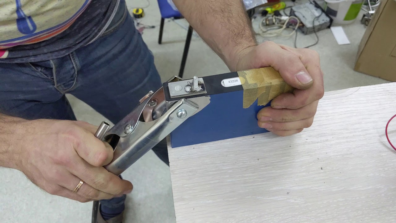 Варим алюминиевую шпильку конденсаторной сваркой к литиевым ячейкам