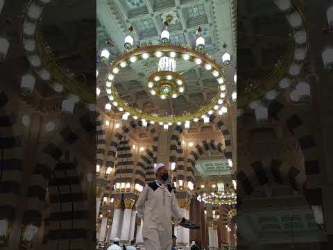 ملك من الملائكة موكل بالسحاب