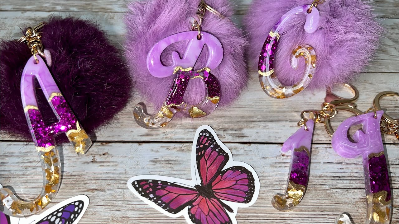 Resin keychain with embossing powder and glitters 💜💜💜#resinkeychain #resinart #letsresin