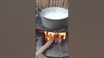 MẸ NẤU CƠM BẰNG BẾP CỦI. KHÔNG GÌ HẠNH PHÚC KHI CÓ MẸ