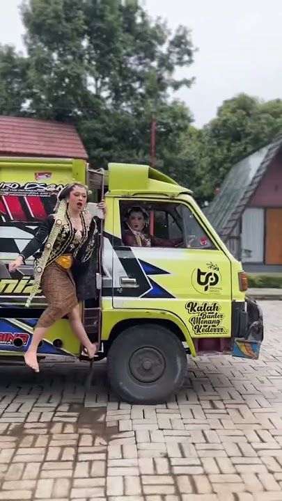 Pengantin lari naik truk