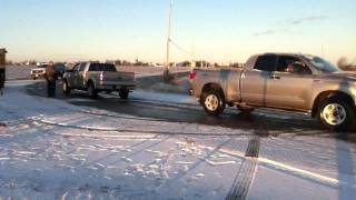 FORD F-150 VS TOYOTA TUNDRA(FORD F-150 VS TOYOTA TUNDRA Dans cette video nous faison le test pour savoir quel camion est le plus fort entre un fort ou un toyota Ford : Daniel Théorèt ..., 2011-12-11T02:48:48.000Z)