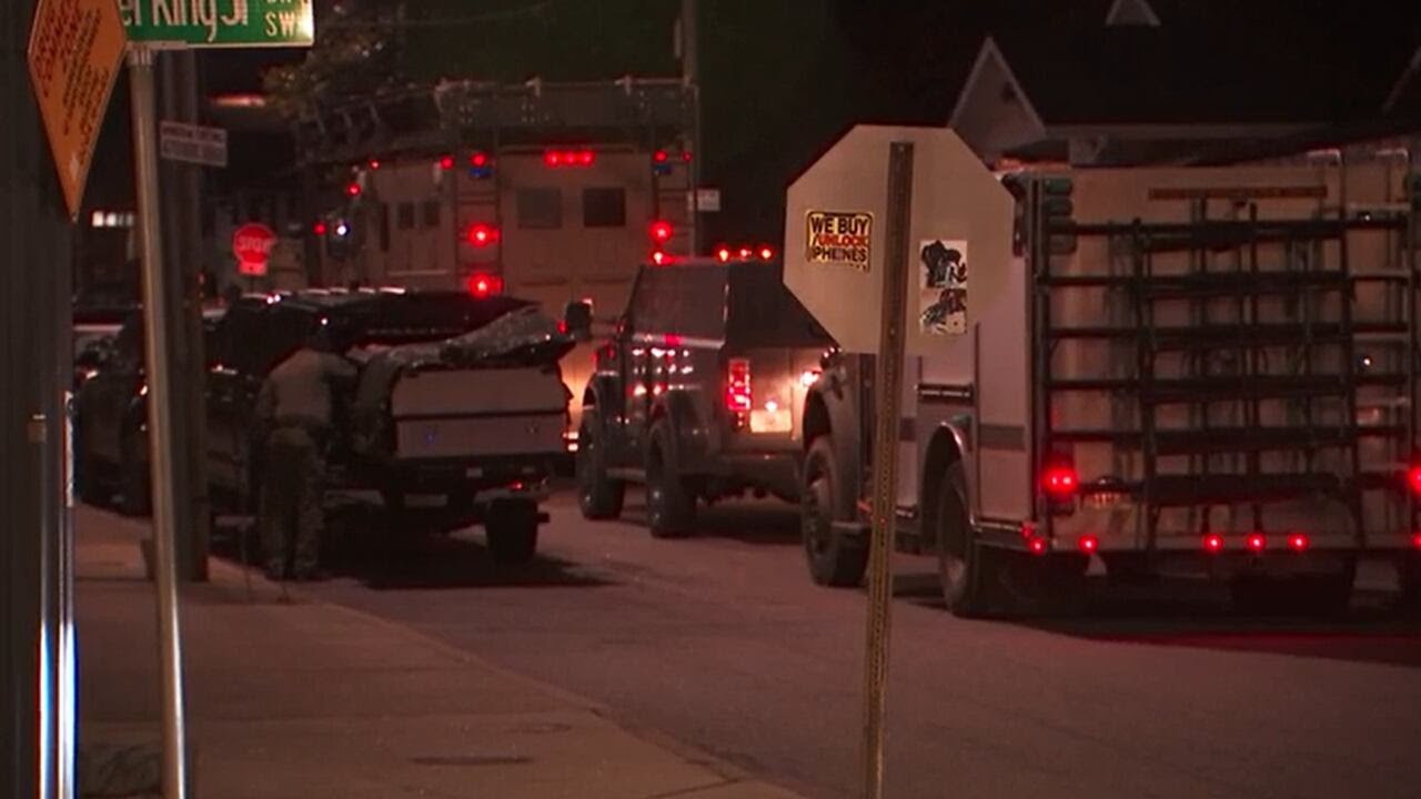 SWAT situation ends in southwest Atlanta neighborhood - YouTube