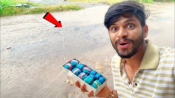 बारिश के पानी में पटाखे फोड़ दिए  🧨 Underwater Diwali Crackers Testing - Mr Perfect 