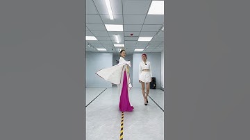 Trình diễn catwalk với áo dài - Showcasing the catwalk in a Vietnamese áo dài