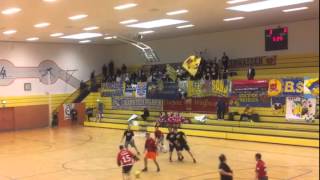 Auf Dem Eis Getrennt- In Der Trauer Vereint