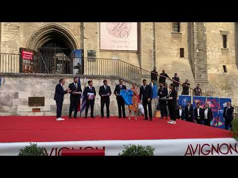 Les joueurs uruguayens remettent à leur tour leurs cadeaux à Cécile Helle, maire d’Avignon.