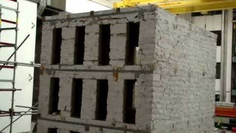 Shaking table test - Masonry building