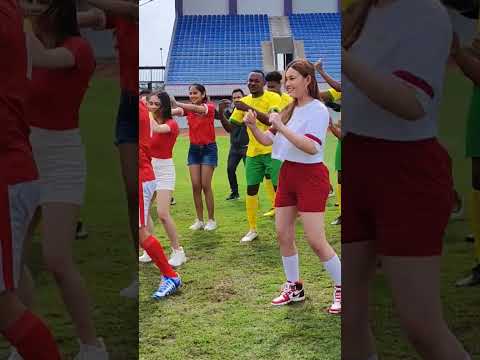 AMANDA MANOPO BERKERINGAT DI LAPANGAN BTS TVC KOPILUWAK.