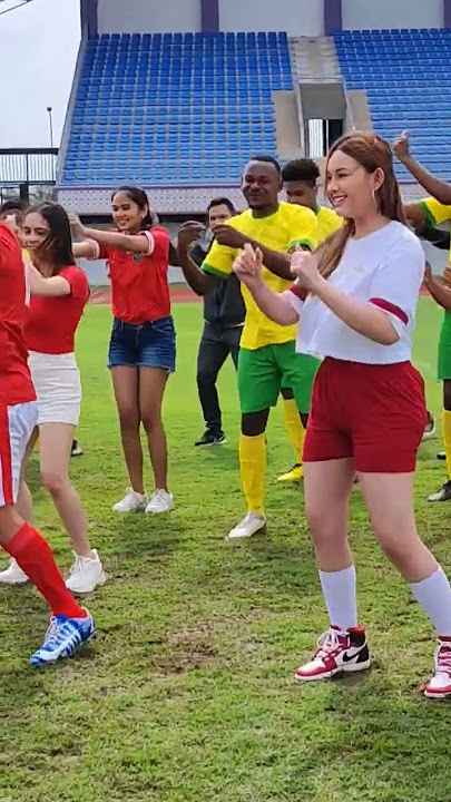 AMANDA MANOPO BERKERINGAT DI LAPANGAN BTS TVC KOPILUWAK.