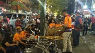 Menghormati waktu sholat, seniman angklung jogja rehat