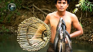 Survival skills - Catching Fish Use Primitive Tool at the Small River n Cooking - Eating Delicious