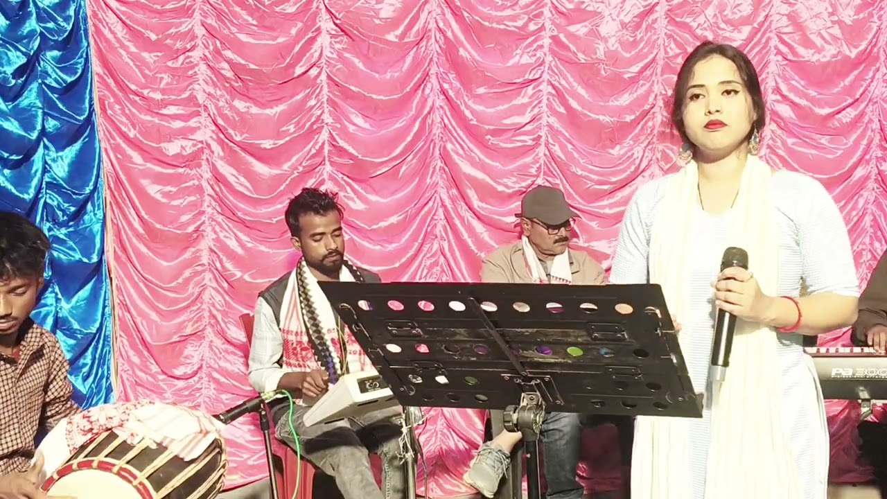 কার আসমানে উররে আমার মন পিনজিরার পাখি।