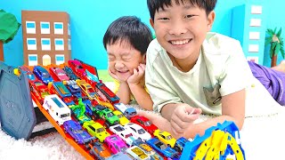 เยจุน และเยซอง เล่นกับของเล่นรถ HOTWHEELS