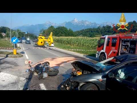 Video Incidente stradale auto-moto, motociclista 46enne perde la vita
