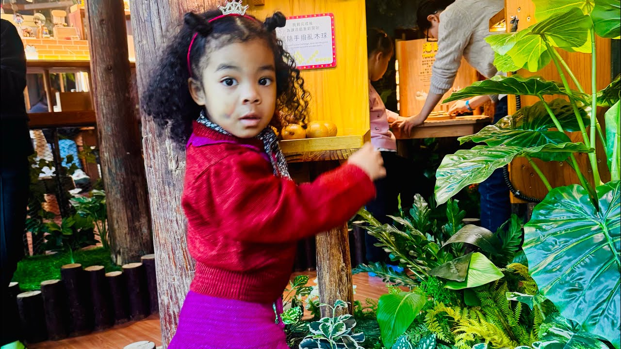 Is Xixi's mother from a chief family?