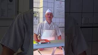 Der Dorfmetzger🐷 | 200 Gramm von der groben Fetten (Folge 1) #shorts