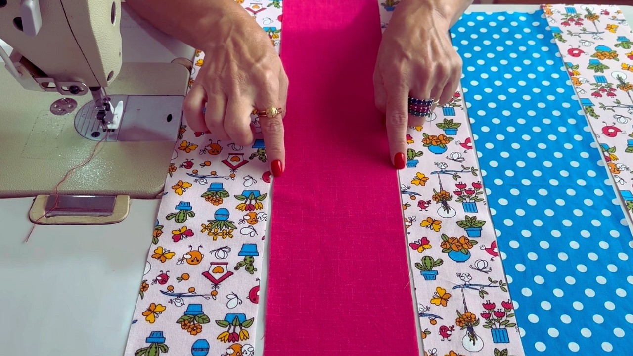 Bora Costurar um Tapete de RETALHOS Fácil só com FAIXAS de Tecidos?! 🥰