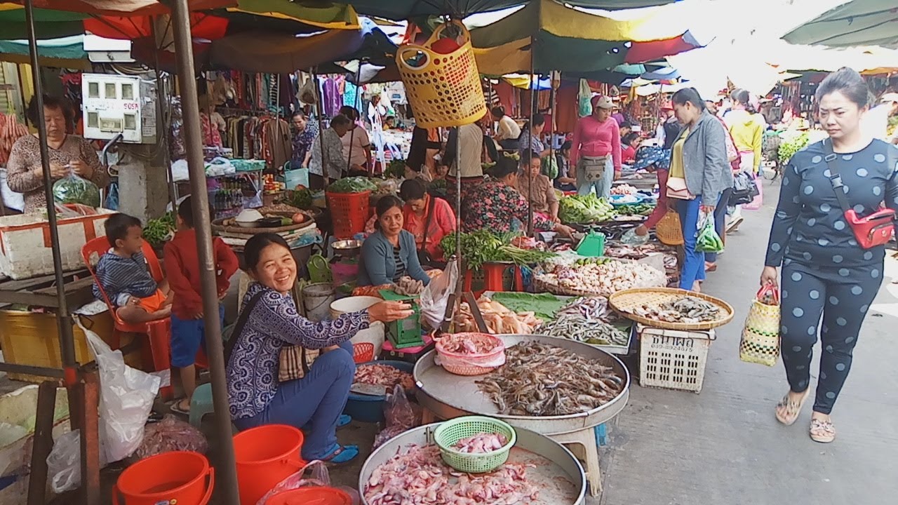 Busy Market  At Chhba Ampov Market  Phsar Leu Food View 