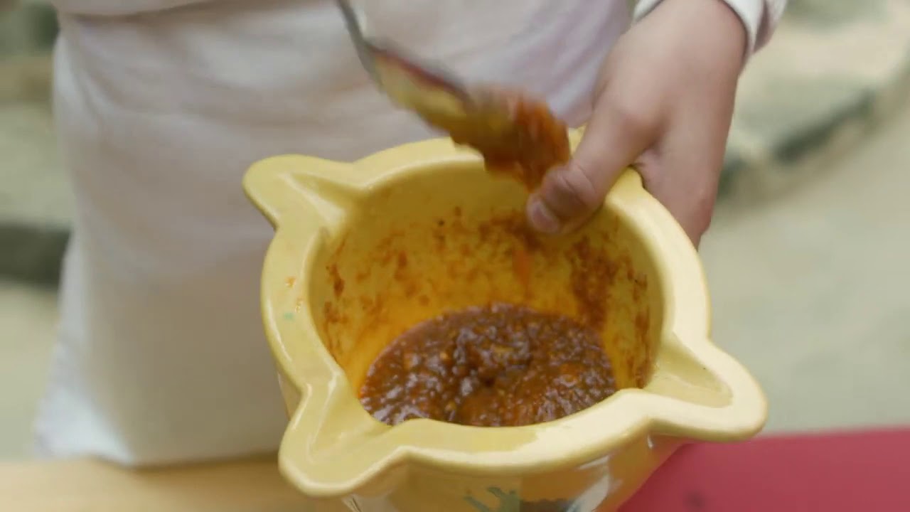 En Manel Vázquez ens prepara el Xató de Vilafranca