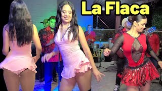 La Flaca y sus Movimientos de Cadera con Agrupación Tropical en Vivo 