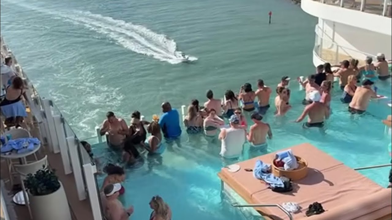 Вид с кормы лайнера Star of the Seas. Отплытие!