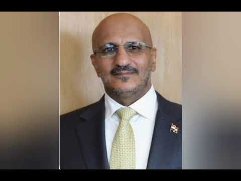 على عروش من ورق جلست دمى 