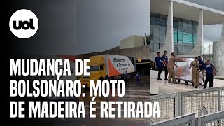 Mudança de Bolsonaro: moto de madeira é retirada do Palácio do Planalto