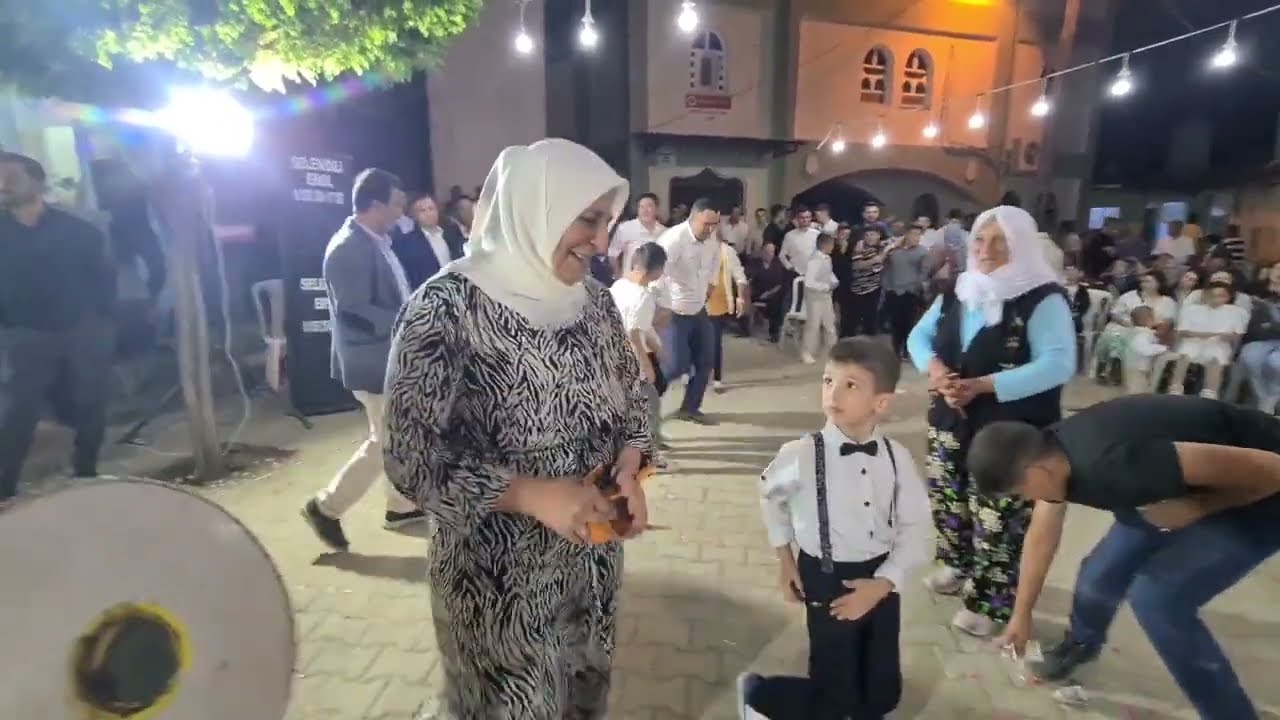 HELAL OLSUN ABLAMIZA MAŞALLAH DEYİN HERKESİ ELEDİ EŞİ İLE MUHTEŞEM KAŞIK OYUNU OYNADILAR