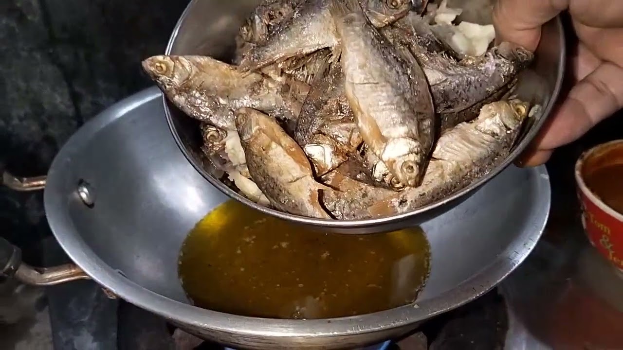 বাটাবাটি ঝামেলা ছাড়াই ঘরে  তৈরি পুটি শুটকির ঘাটা।