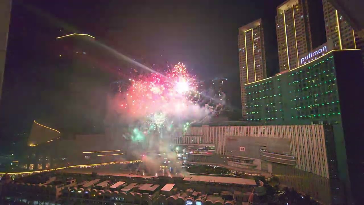 Kembang Api Tahun Baru 2023 di Central Park Mall