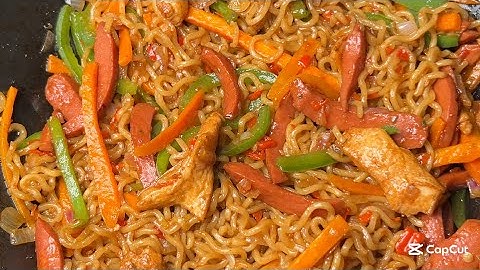 IF YOU LIKE INDOMIE NOODLES YOU SHOULD TRY THIS RECIPE | HOW TO COOK STIRFRY NOODLES AT HOME 