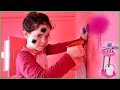 LARA PRETEND PLAY WITH CLEANING - Lara finge brincar com a limpeza da casinha