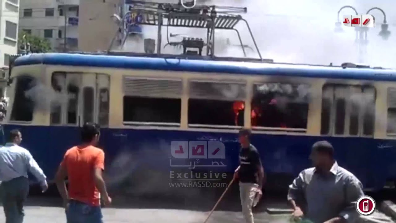 رافضى الانقلاب والاهالي يحاولون اطفاء احد عربات ترام الرمل بالاسكندرية
